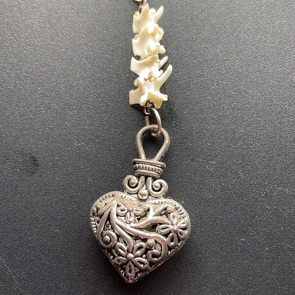 Handmade rattlesnake vertebrae earrings with hearts - Picture 3 of 3